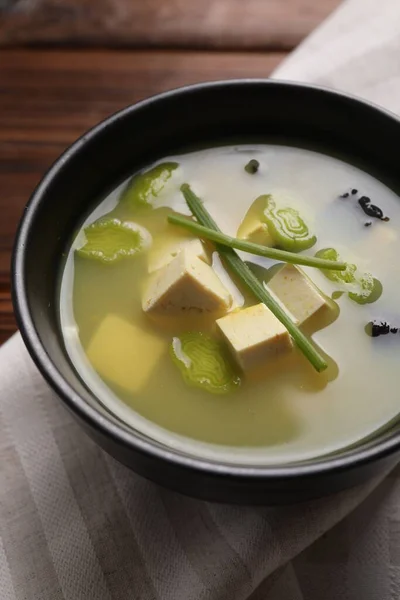 Μπολ Νόστιμη Σούπα Miso Tofu Ξύλινο Τραπέζι Κοντινό — Φωτογραφία Αρχείου