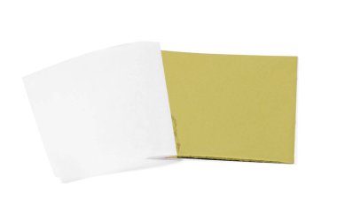 Bir yenilebilir altın yaprak beyaz üzerine izole edilmiş.