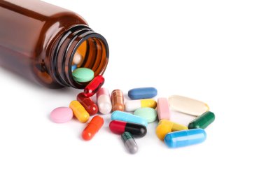 Beyaza izole edilmiş pek çok farklı ilaç içeren plastik tıbbi şişe.