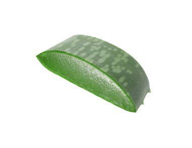 Yeşil aloe vera dilimi beyaza izole edilmiş