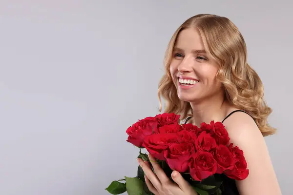 Bella Donna Con Capelli Biondi Possesso Bouquet Rose Rosse Sfondo — Foto Stock