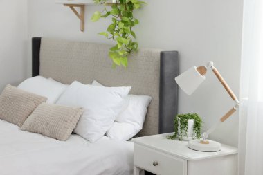 Şık bir yatak odası. Konforlu yatak ve komodinli.