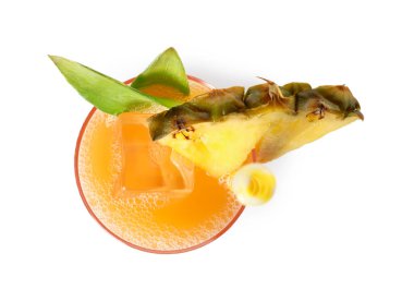 Bardakta nefis ananas kokteyli. Beyaz, üst manzara.