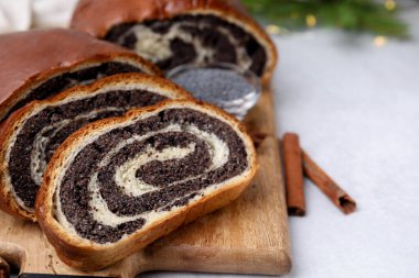 Açık gri masada haşhaş tohumu ve tarçın çubukları kes, metin için yer kalsın. Pasta nefis.