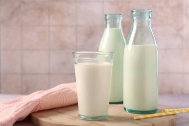 Lezzetli sütlü cam eşyalar, yazı için yer.