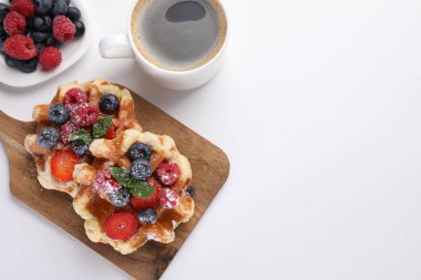 Beyaz masada taze böğürtlenli leziz Belçika waffleları. Metin için boşluk