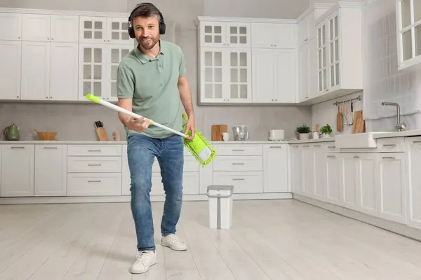 Απολαμβάνω Καθάρισμα Ευτυχισμένος Άντρας Σφουγγαρίστρα Τραγουδάει Ενώ Συμμαζεύει Στην Κουζίνα — Φωτογραφία Αρχείου