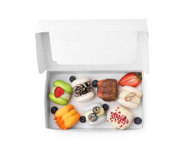 Karton kutu, beyaz, üst manzara üzerine izole edilmiş lezzetli badem kurabiyeleri.