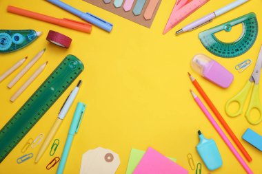 Okula dönelim. Sarı arka planda farklı okul kırtasiyesinin çerçevesi düz. Metin için boşluk