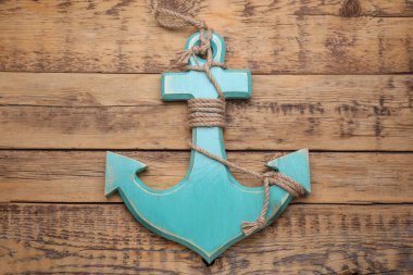 Ahşap masada kenevir ipli çapa, üst görüş.