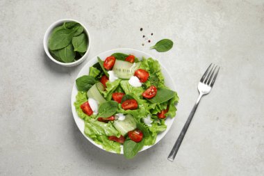 Açık gri masada servis edilen nefis sebze salatası.