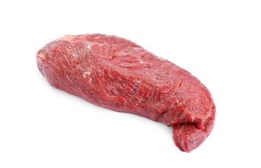 Beyaza izole edilmiş çiğ et parçası.