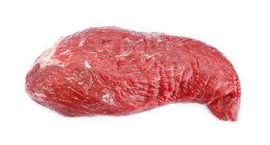 Beyaza izole edilmiş çiğ et parçası.