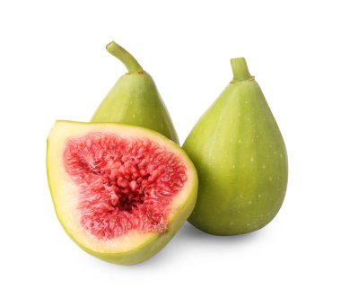 Kesik ve taze yeşil incirler beyazda izole edilmiş.