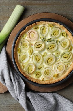 Tahta masadaki pırasalı turta, düz.