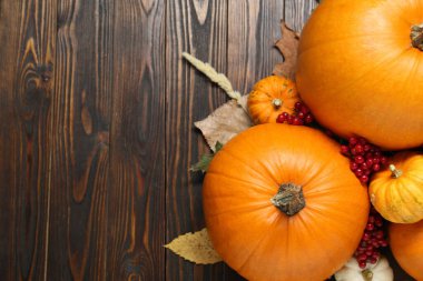 Şükran Günü. Tahta masa üzerinde kabak ile düz bileşim yatıyordu, metin için boşluk
