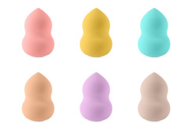 Beyaz üzerine izole edilmiş farklı renkte makyaj süngerleri ile ayarlayın