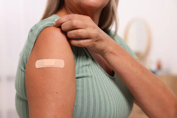 Γυναίκα Αυτοκόλλητο Επίδεσμο Στο Χέρι Της Μετά Τον Εμβολιασμό Θολή — Φωτογραφία Αρχείου