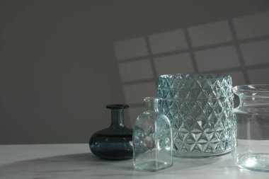 Beyaz mermer masa üzerinde farklı stil vazolar, metin için boşluk