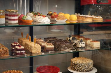 Mağazada farklı lezzetli tatlılar bulunan bir vitrin