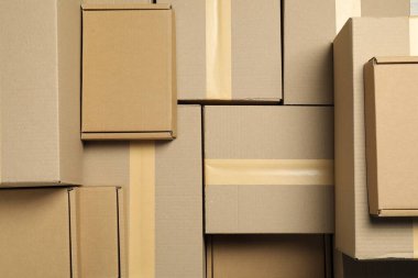 Arkaplan olarak birçok karton kutu, üst görünüm. Paketleme malları