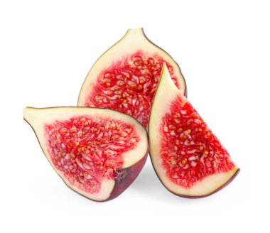 Taze olgun incir parçaları beyazda izole edilmiş.