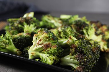 Masada lezzetli kızarmış brokoli, yakın çekim.