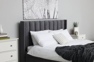 Odada büyük, rahat bir yatak. Şık iç mekan