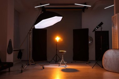 Oyuncu seçimi. Modern stüdyoda sandalye ve farklı ekipmanlar.