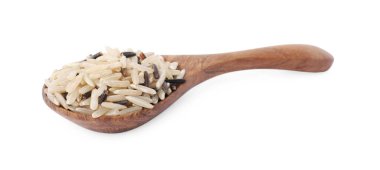 Çiğ pirinçli kaşık beyaz üzerine izole edilmiş