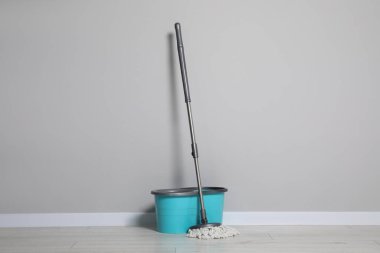 Paspas ve plastik kova içeride. Yerleri temizle.