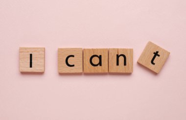 Motivasyon konsepti. I Can 'den I Can' e geçiş cümlesi pembe arkaplandaki T harfi ile kareyi kaldırılarak yapılabilir.