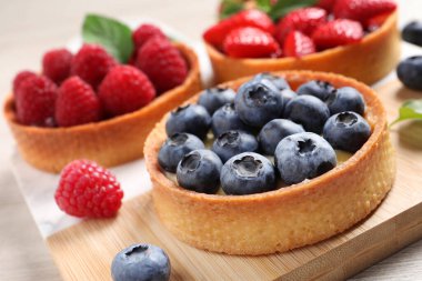 İçinde farklı taze böğürtlenler olan turtalar, yakın plan. Tatlı nefis.