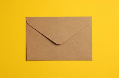 Sarı zemin üzerinde parşömen kağıdından yapılmış zarf, üst görünüm