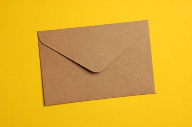 Sarı zemin üzerinde parşömen kağıdından yapılmış zarf, üst görünüm