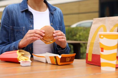 Lviv, Ukrayna - 9 Ekim 2023: Açık havada McDonald 's menüsü olan kadın, yakın plan