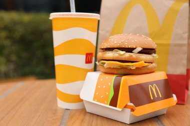 Lviv, Ukrayna - 9 Ekim 2023: Tahta masa üzerinde McDonald 's menüsü