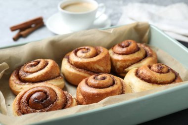 Lezzetli tarçınlı fırın tabağı masada, yakın plan.
