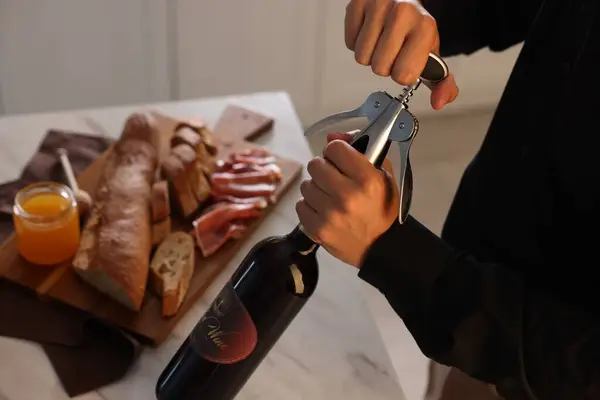 Ρομαντικό Δείπνο Μπουκαλάκι Κρασιού Τιρμπουσόν Στο Τραπέζι Στην Κουζίνα Closeup — Φωτογραφία Αρχείου