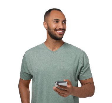 Beyaz arka planda akıllı telefondan mesaj gönderen mutlu adam