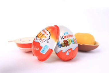 Slynchev Bryag, Bulgaristan - 24 Mayıs 2023: Beyaz zemin üzerinde Kinder Yumurtaları ve plastik kapsül