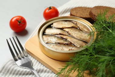 Konserve makarna, dereotu, domates ve çatal masa, yakın plan.