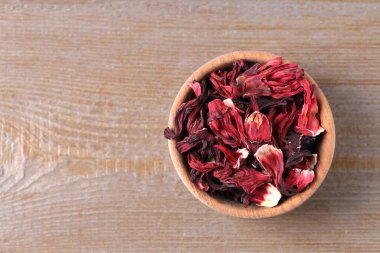 Tahta masadaki kasede kuru amber çayı, üst manzara. Metin için boşluk