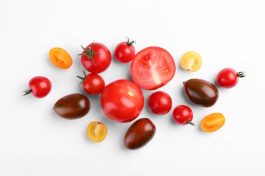 Farklı bir bütüne sahip düz kompozisyon ve beyaz arkaplanda domatesleri kesme