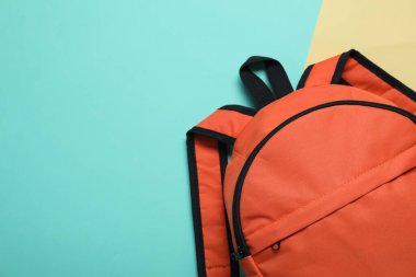 Renkli arka planda turuncu sırt çantası, üst manzara. Metin için boşluk