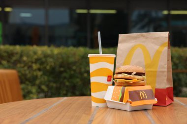 Lviv, Ukrayna - 9 Ekim 2023: Tahta masa üzerinde McDonald 's menüsü, metin için yer