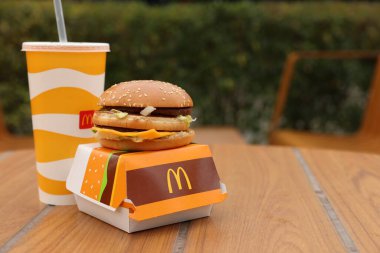 Lviv, Ukrayna - 9 Ekim 2023: Tahta masa üzerinde McDonald 's menüsü, metin için yer
