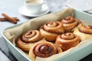 Lezzetli tarçınlı fırın tabağı masada, yakın plan.