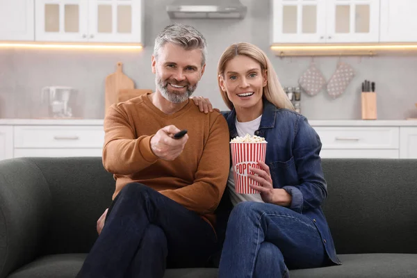 Šťastný Zamilovaný Pár Popcornem Tráví Čas Doma Gauči Romantické Datum — Stock fotografie