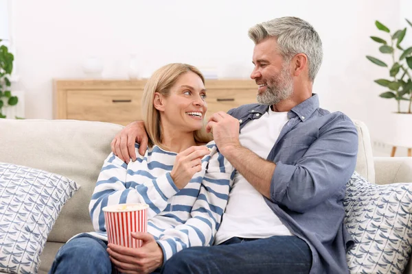 Šťastný Zamilovaný Pár Popcornem Gauči Uvnitř Romantické Datum — Stock fotografie
